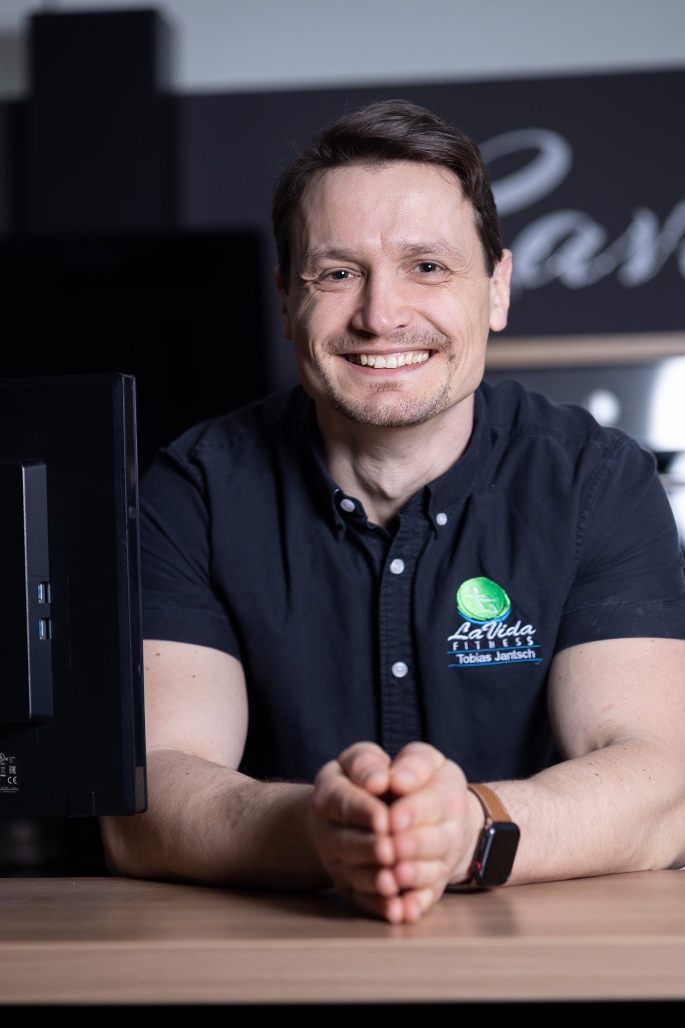 Autor: Tobias Jantsch Gründer und Inhaber von Lavida Fitness / Lavida Medezentrum ein lächelnder Tobias Jantsch in einem schwarzen Hemd sitzt vor einem Computer.
geb. 7.06.1983
Buchautor, Gesundheitsexperte im Radio & TV