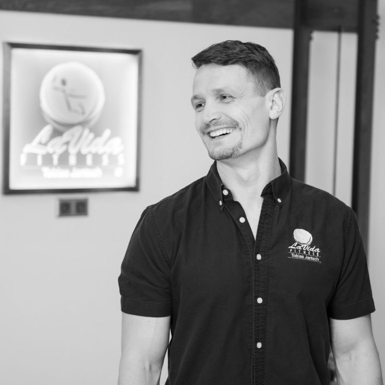 Lavida Medizentrum Kamenz / Pfarrer Michael Kleiner Älterer Mann Pfarrer Michael Kleiner mit grauen Haaren und schwarzem Sakko, lächelt freundlich.